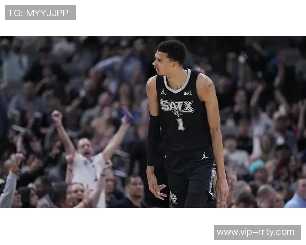 爱德华兹精准传球助攻戈贝尔轻松扣篮破包夹防守 爱德华兹精准传球助攻戈贝尔轻松扣篮破包夹防守