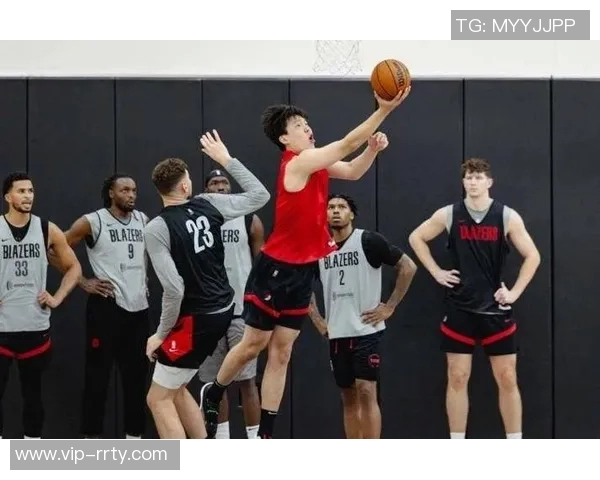 刘维伟透露瀚森早晨8点到馆训练克林根并未与其同组进行力量训练 刘维伟透露瀚森早晨8点到馆训练克林根并未与其同组进行力量训练